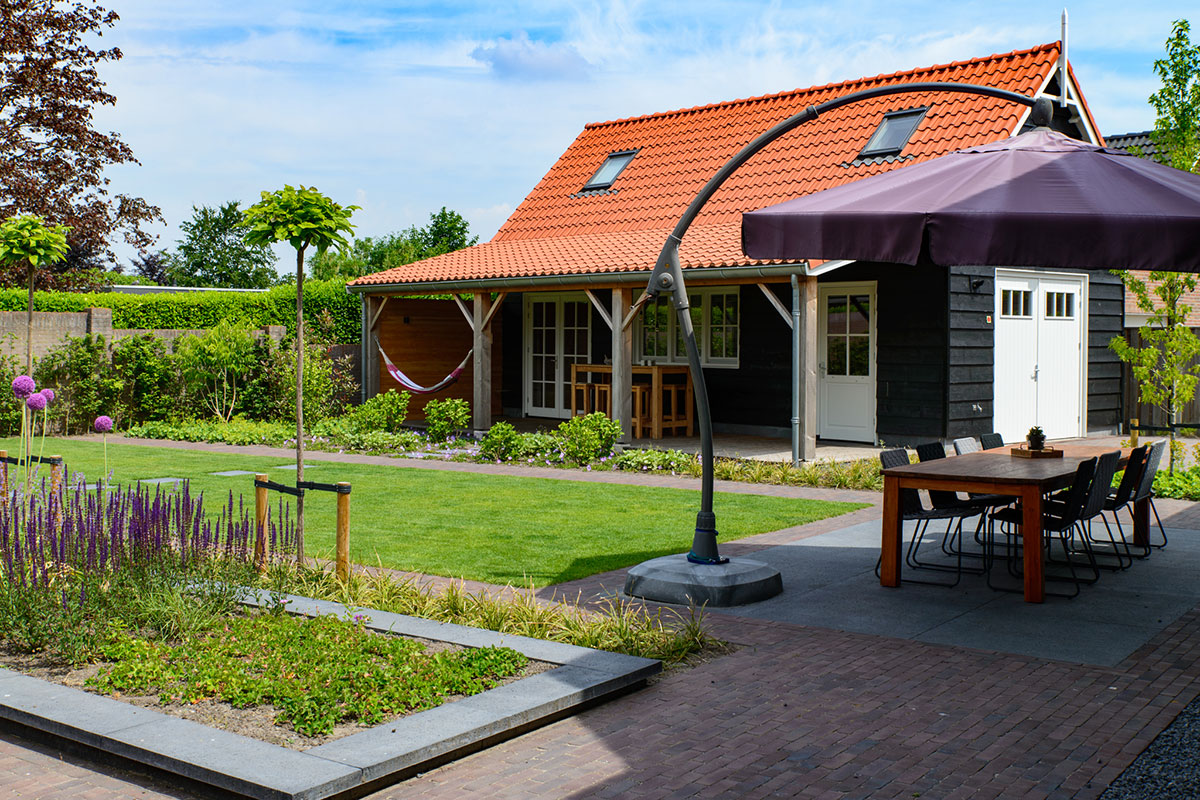 Sfeervolle klassieke landelijke tuin in Roosendaal